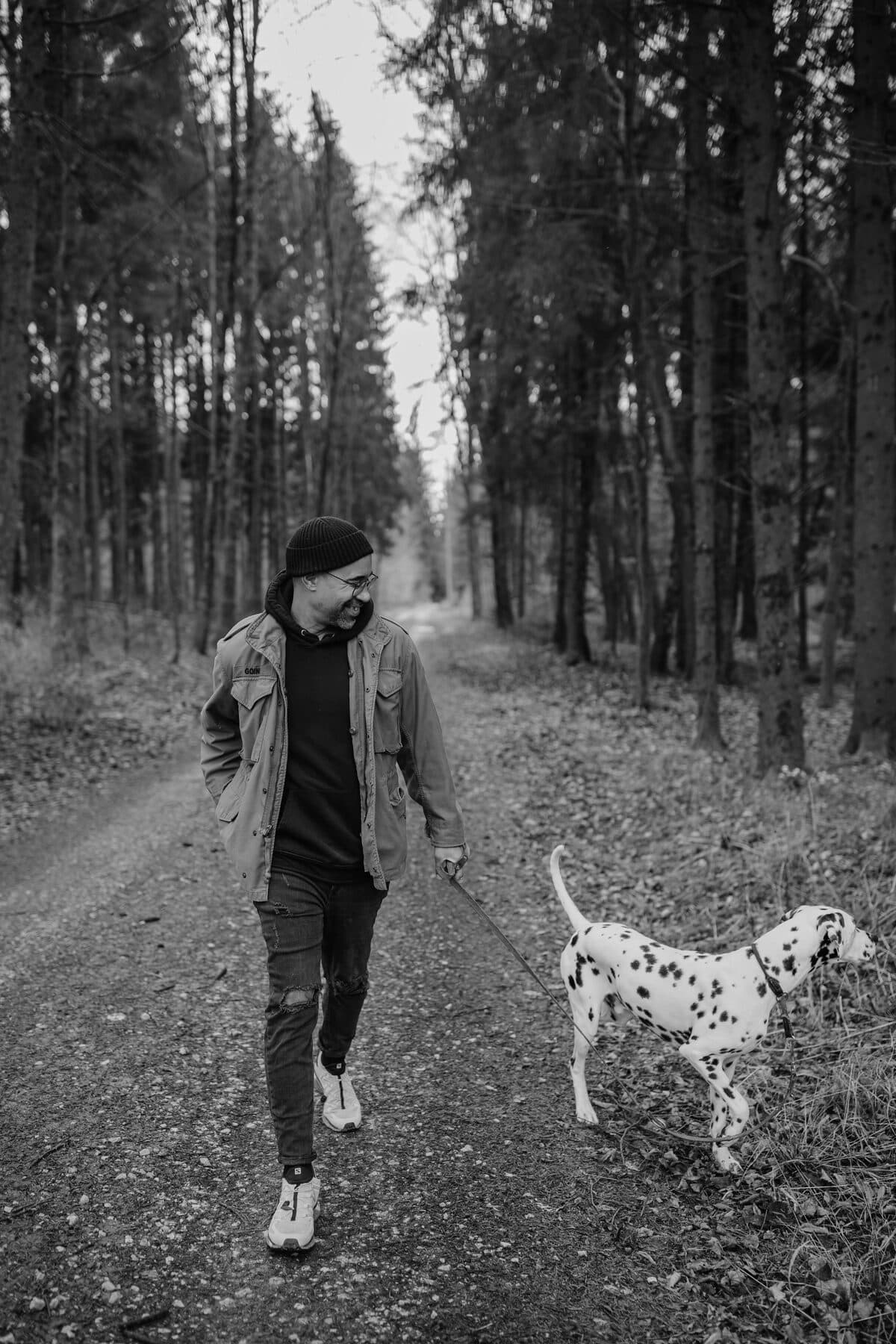 Dominic Goins auf einem Waldweg mit seinem Hund